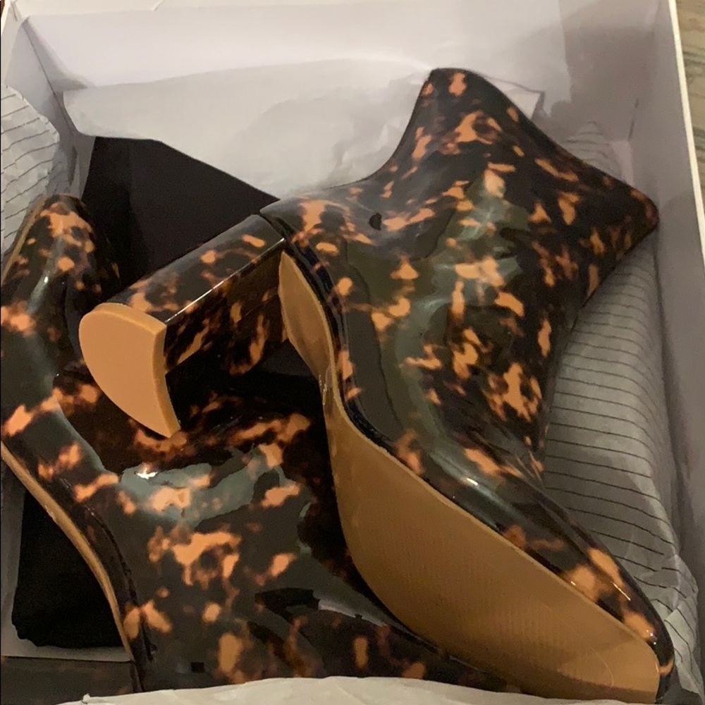 JAGGAR
Gloss Booties - Picture 9 of 14
